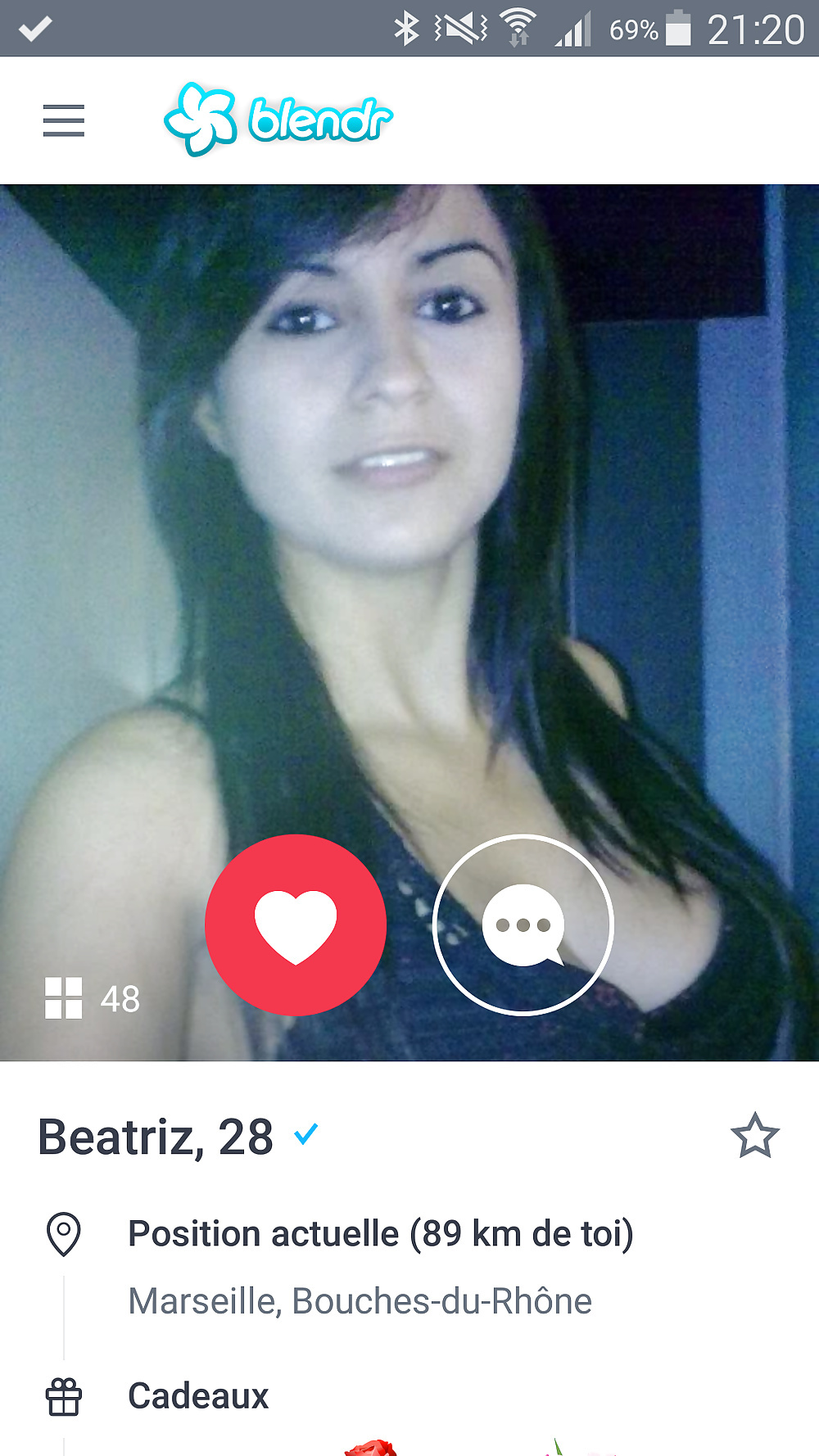 Venez voir une jolie nana sans poil qui veut faire du sexe avec un beau coquin gourmand